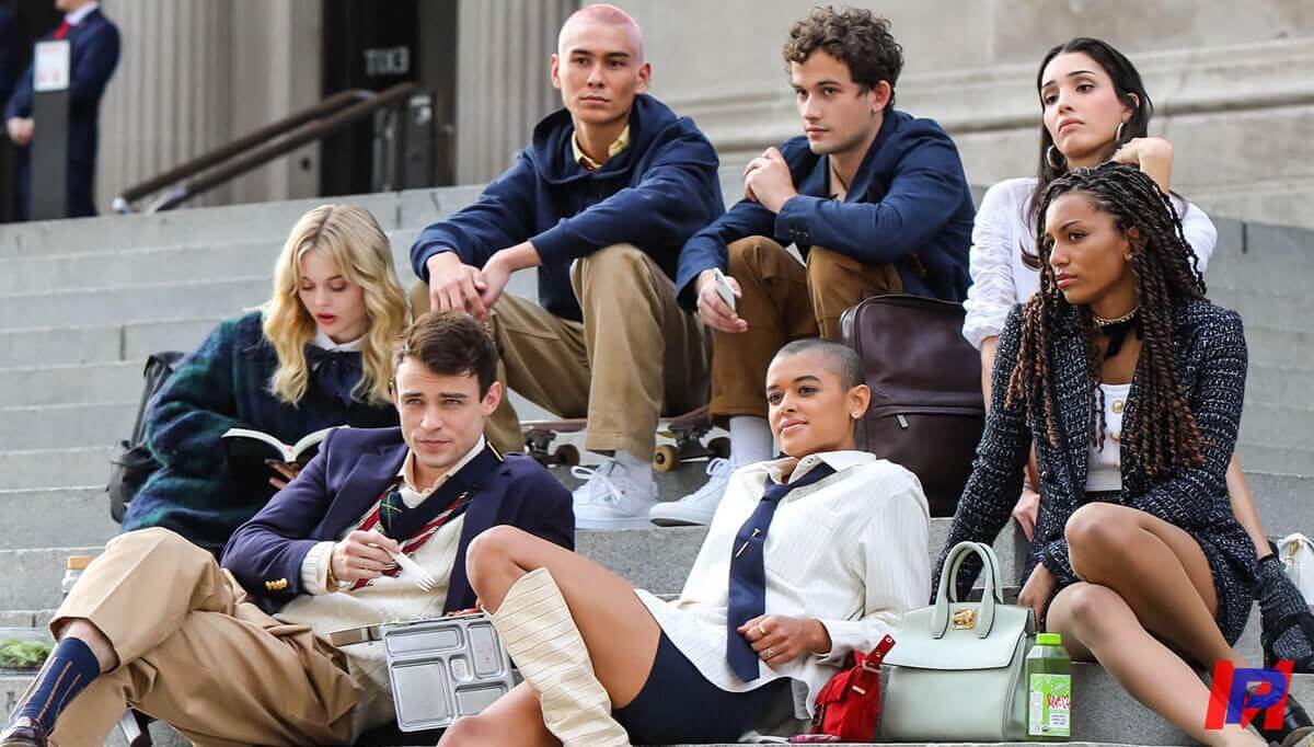 The reboot already reveals the identity of Gossip Girl in the first episode